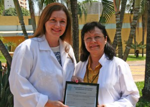 Márcia Ferro e a professora Maria de Lourdes Tabaquim