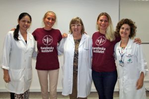 A partir da esquerda: professora Ana Paula Fukushiro (FOB/HRAC), Katarina, professora Inge, Roxanne e a fonoaudióloga Renata Yamashita (HRAC), que já realizou capacitação no Karolinska. Foto: Márcio Antonio da Silva