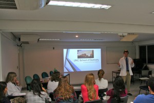 O aluno Rory O’Kane, da UNC, faz apresentação de sua faculdade a mestrandos, doutorandos e pós-doutorados do Centrinho-USP e a alunos de graduação da FOB