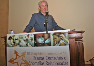 William Shaw, professor de Ortodontia da University of Manchester (Reino Unido) e membro do Centro Colaborativo para Pesquisas em Anomalias Craniofaciais da Organização Mundial da Saúde (OMS), em palestra na 3ª edição do Simpósio, em 2013
